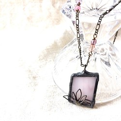 SALE☆ライラック色ガラスの蓮-Lotus-アンティーク風ネックレス 1枚目の画像