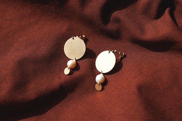 墜日 - 黃銅珍珠波希米亞耳環 (耳夾) 第1張的照片