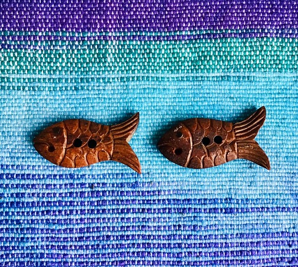 お魚ちゃんボタン（バッファローボーン染め　焦茶　2個セット） 1枚目の画像
