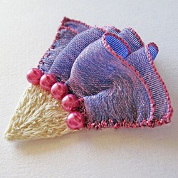 ケイトウの刺繍ブローチ(アジサイブルー＋ピンク) 1枚目の画像
