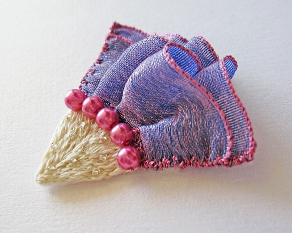 ケイトウの刺繍ブローチ(アジサイブルー＋ピンク) 1枚目の画像