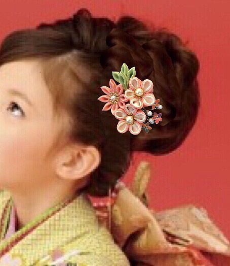 キラキラお花スパンコールのお姫様髪飾り つまみ細工 七五三 浴衣 ピンク 1枚目の画像