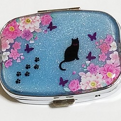 黒猫ちゃんとお花のピルケース・小物入れ・ハンドメイド・レジン・小物入れ・ピルケース・黒猫・お花・和ティスト