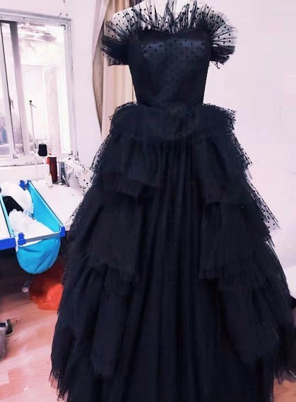 豪華！カラードレス 黒 ベアトップ ソフトチュール フレアスカート 憧れのドレス エレガント シアーな美 しさ 1枚目の画像