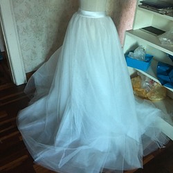 上品    ウェディングドレス   スカートのみ    ホワイト   ソフトチュール    サッシュベルト  スリット 1枚目の画像