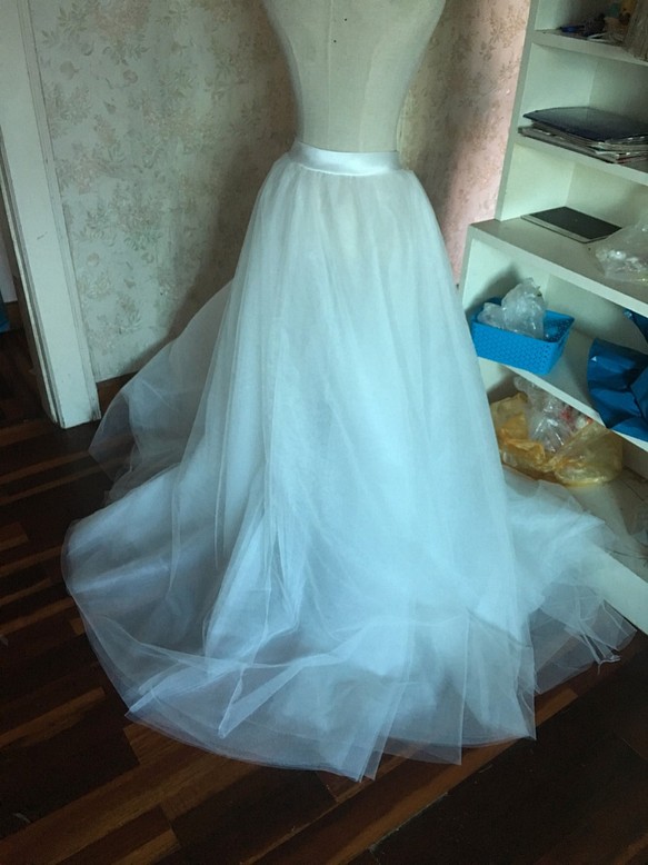 上品    ウェディングドレス   スカートのみ    ホワイト   ソフトチュール    サッシュベルト  スリット 1枚目の画像