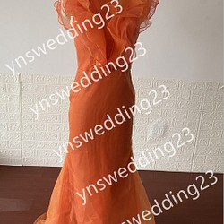 エレガント  カラードレス  オレンジ  キラキラチュール  背中見せ  挙式ウェディングドレス