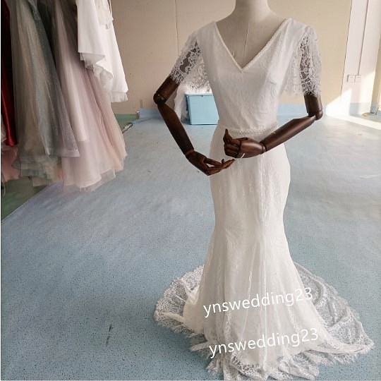 大人気上昇 ホワイトウエディングドレス 3D立体レース刺繍 パール 1枚目の画像