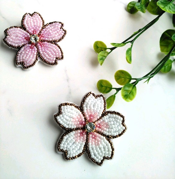 ビーズ刺繍ブローチ　桜<白ピンク> 1枚目の画像