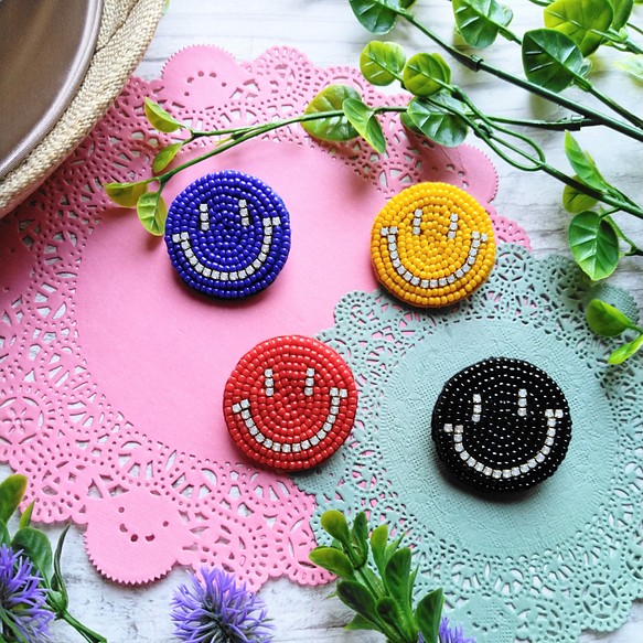 ビーズ刺繍ブローチ ビジューでゴージャスなニコちゃん<ノーマルカラー