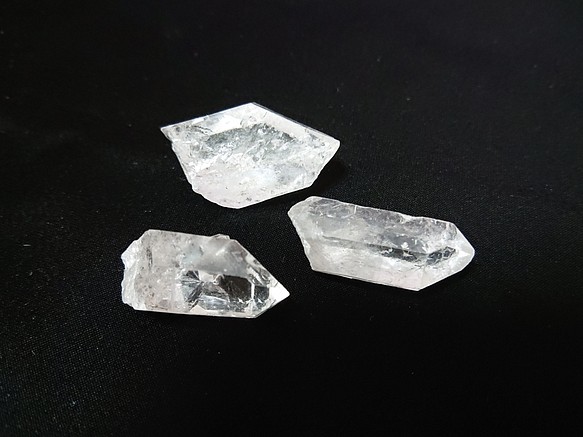 水晶 ポイント 3個 25g 1枚目の画像