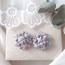 刺繍糸で編んだ小さいお花のブーケ♡レトロ イヤリング ピアス　サージカルステンレス　ニッケルフリー 1枚目の画像