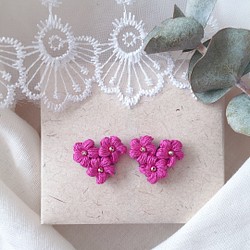 刺繍糸で編んだ小さいお花♡ハート ピンク 小さいイヤリング 小さいピアス 1枚目の画像