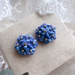 刺繍糸で編んだ小さなお花のブーケ❁紫陽花ブルー　イヤリング　ピアス　アレルギー対応あり 1枚目の画像