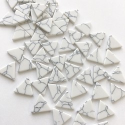 合成ターコイズ(ホワイト)三角カボション２０個 1枚目の画像