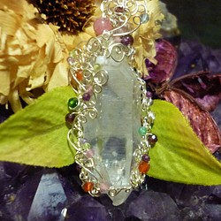 透明な水晶原石　ペンダント 1枚目の画像