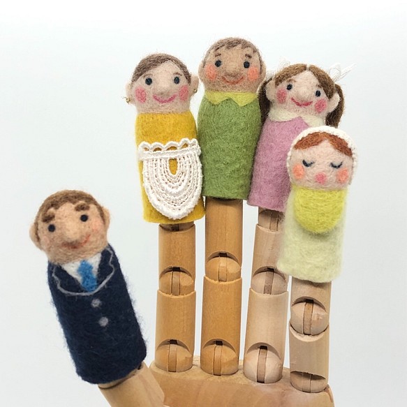 羊毛フェルトの指人形ファミリー　お父さん、お母さん、お兄ちゃん、妹、赤ちゃん　 1枚目の画像
