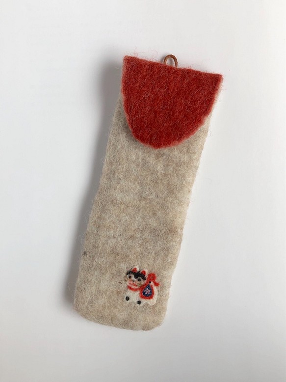 羊毛フェルト 縁起物モチーフ 張り子犬のメガネケース＆ペンケース 赤 1枚目の画像