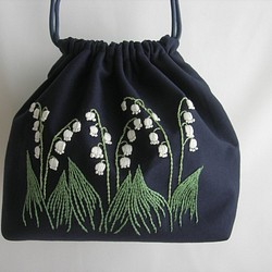 手刺繍　すずらんの咲く庭　イングリッシュガーデン　肩からかけられる巾着バッグ 1枚目の画像