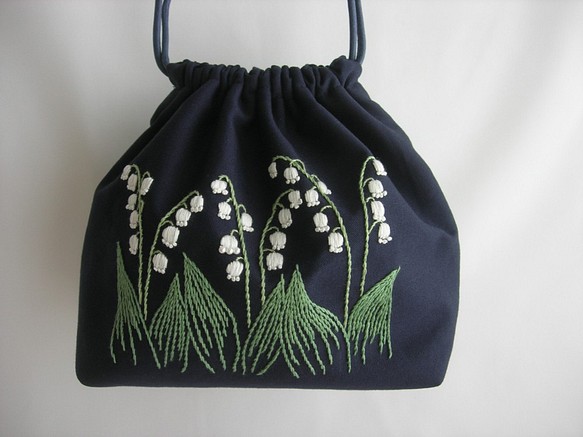 手刺繍　すずらんの咲く庭　イングリッシュガーデン　肩からかけられる巾着バッグ 1枚目の画像