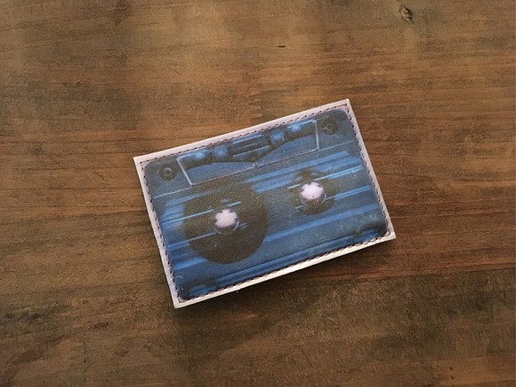 馬革 ブルー 転写プリント カセットテープ ポーチ 1枚目の画像
