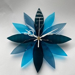 【受注制作】ガラスの花びら時計　サムシングブルー　掛け時計 1枚目の画像