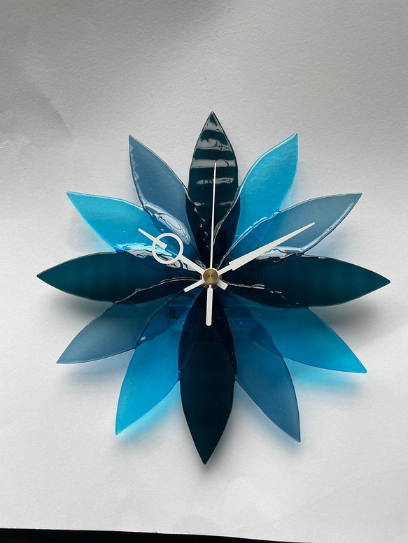 【受注制作】ガラスの花びら時計　サムシングブルー　掛け時計 1枚目の画像