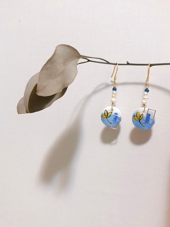 【花森小飾 貝殼彩繪客製化飾品】夏季款 海藍光 貝殼彩繪垂吊耳環 第1張的照片
