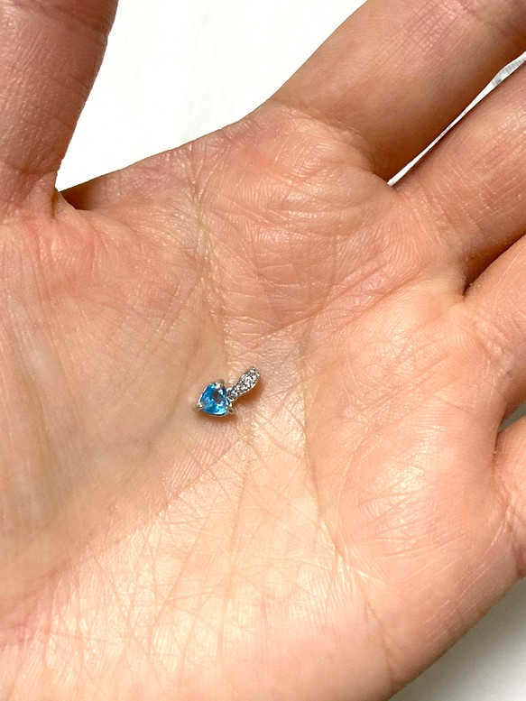11月誕生石　極小　ブルートパーズ　ハートシェイプ　一粒　ロジウムコーティングシルバー925　ペンダントヘッド　トップ 1枚目の画像