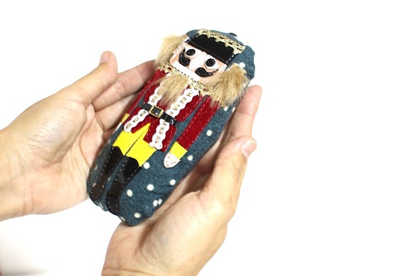 クリスマス たれ目がキュン♡くるみ割り人形 バッグチャーム&パスケース ドットGR 1枚目の画像