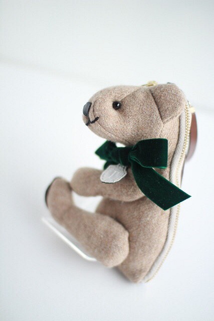 首字母和緞帶可以選擇♪Hokobori熊鑰匙包袋魅力米色羊毛 第1張的照片