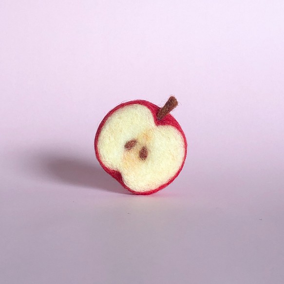 羊毛フェルト　りんごのブローチ　はんぶんこ 1枚目の画像