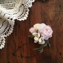 布花コサージュ　オーガンジーのガーデンローズとすみれとデージーの花束 1枚目の画像