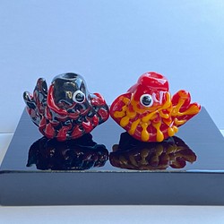 【新作・めで鯛・安鯛】硝子の鯛のお飾り・赤黒バージョン（黒塗り木製台座付き） 1枚目の画像