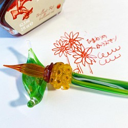 【季節の一点もの・夏の花】a_beeの気まぐれひまわり畑のガラスペン・葉っぱのペン置き（化粧箱付き） 1枚目の画像