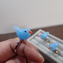 ガラスの幸せの青い指乗り小鳥の指輪 1枚目の画像