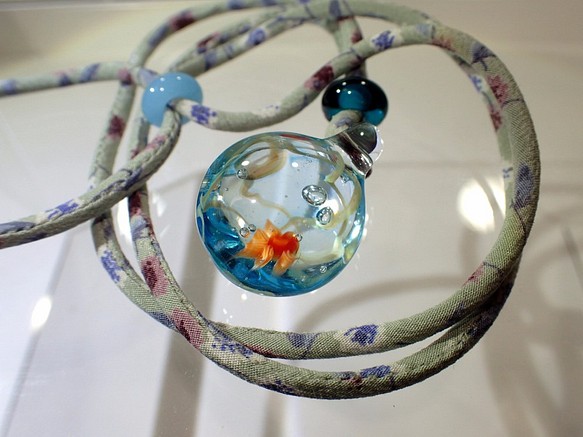 【一点ものネイチャー】ガラスの水中金魚絹（シルク）布紐ネックレス No.2 1枚目の画像