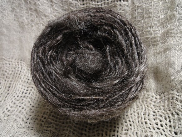 手紡ぎ毛糸　ニュージーランド産　チャコール　100ｇ 1枚目の画像
