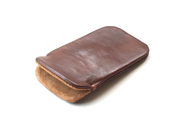 【手感皮革】iPhone12 / 13 iPhone12 / 13 Pro 巧克力色真皮保護套（淺棕色麂皮） 第1張的照片