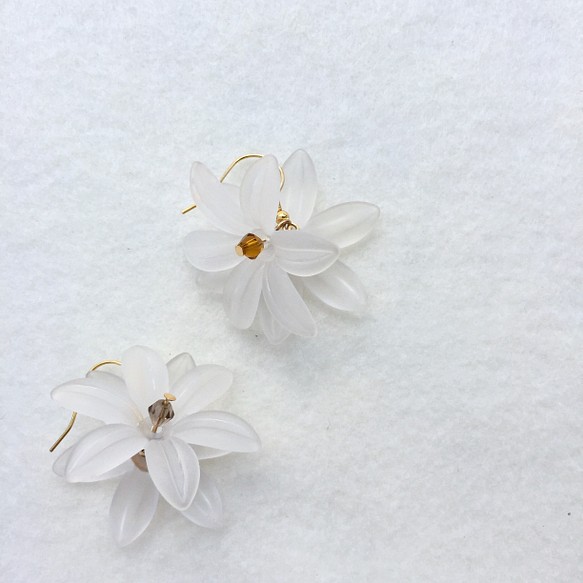14KGF 鍍14k金白色花朵雙色水晶耳環 第1張的照片