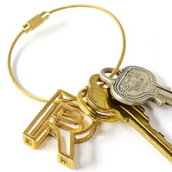 真鍮 無垢 アルファベット レター キーホルダー R キーチェーン キーリング 付き イニシャル ブラス チャーム 鍵 1枚目の画像