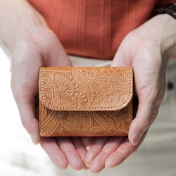 小さい財布 送料無料 栃木レザー ペイズリー型押し コンパクト ウォレット PABLO ヌメ ミニ財布 三つ折り 1枚目の画像