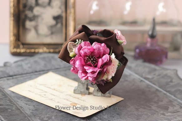 ホットピンクの薔薇とフリルローズのバンスクリップ　髪飾り　ヘアクリップ　ブラック　茶　結婚式　参列　フォーマル　バラ　 1枚目の画像