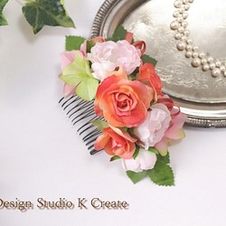 オレンジピンクの薔薇のコーム　ウェディング　オレンジ　髪飾り　ヘッドドレス　ピーチピンク　結婚式　造花　アートフラワー 1枚目の画像