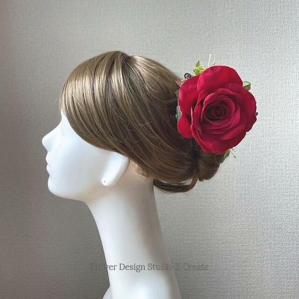 赤い薔薇とグリン紫陽花の髪飾り　フローレス　レッド　フラメンコ　ヘアクリップ　 1枚目の画像