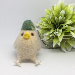 羊毛フェルト　帽子鳥（緑とんがり帽noお座りバージョン） 1枚目の画像