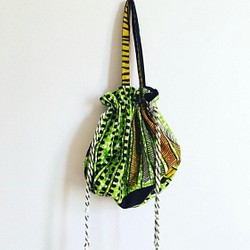 アフリカンバティック リバーシブル巾着バッグ（小） 1枚目の画像