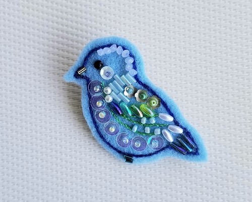 ビーズ刺繍のブローチ《青い鳥》 ブローチ はるじおん 通販｜Creema