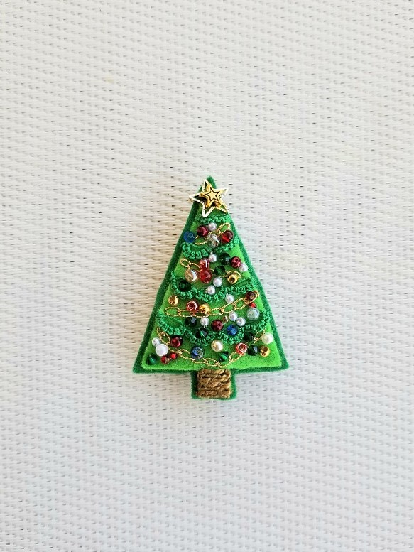 ビーズ刺繍のブローチ《クリスマスツリー A》 ブローチ はるじおん