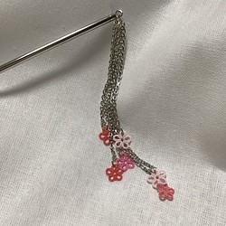 シルクミシン糸で編んだタティングレースの小花が揺れるかんざし 1枚目の画像